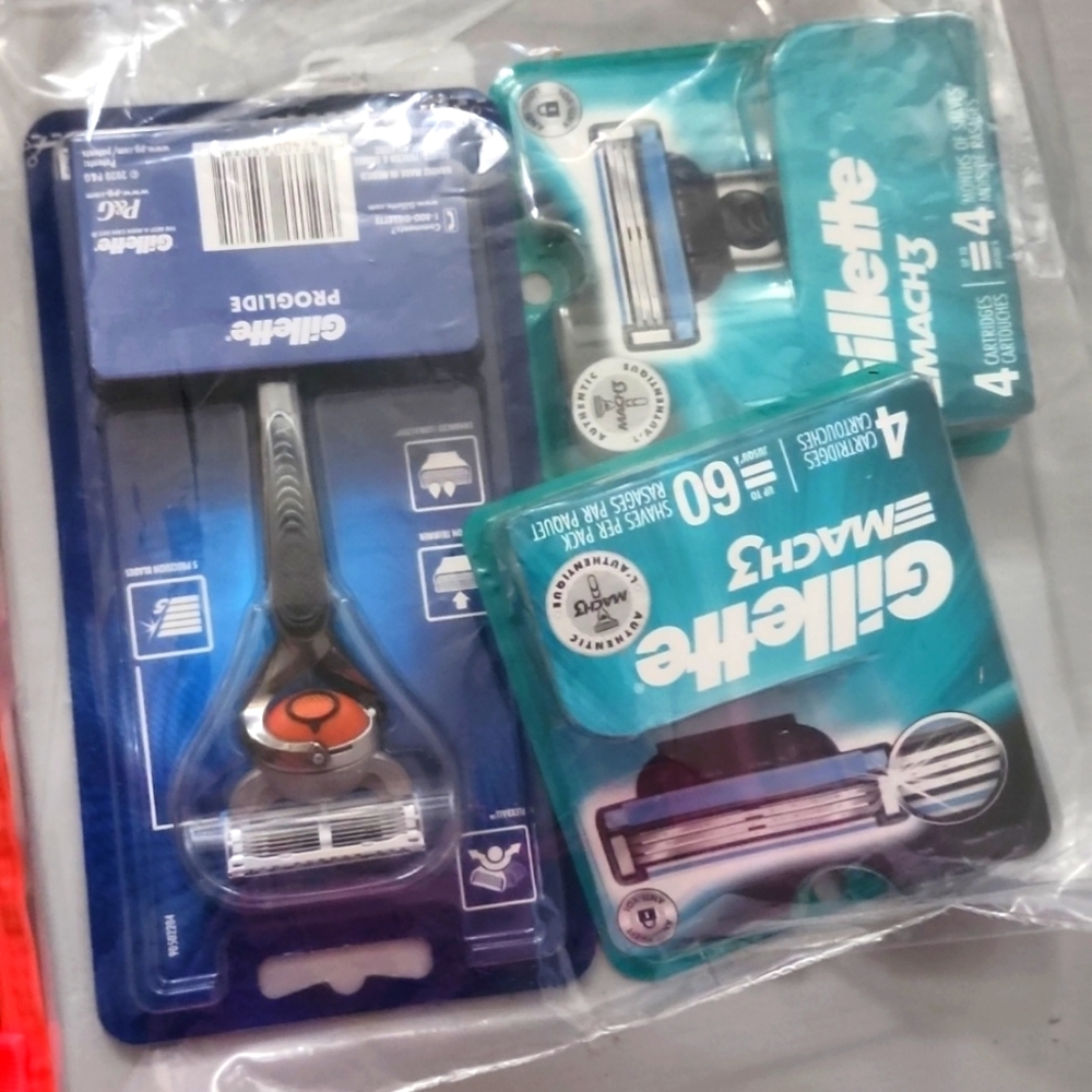 Bundle of men's Gillette razors